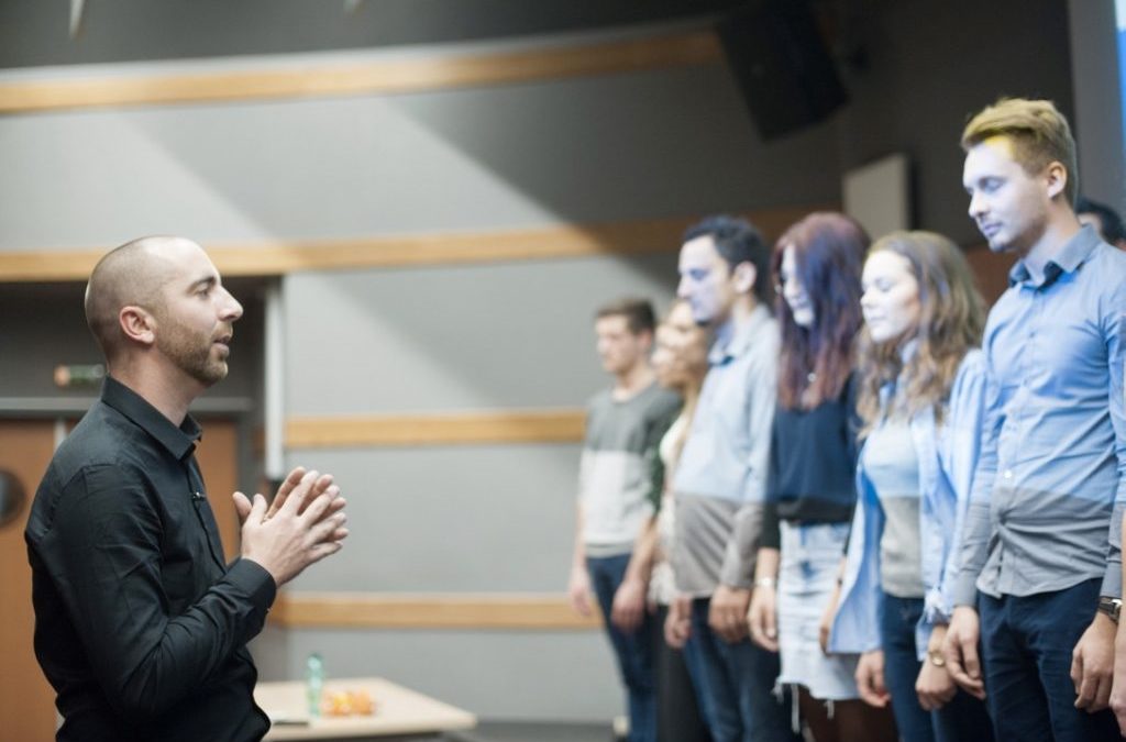 L’Hypnose en Groupe à Lyon : Une Approche Efficace pour Surmonter la Timidité