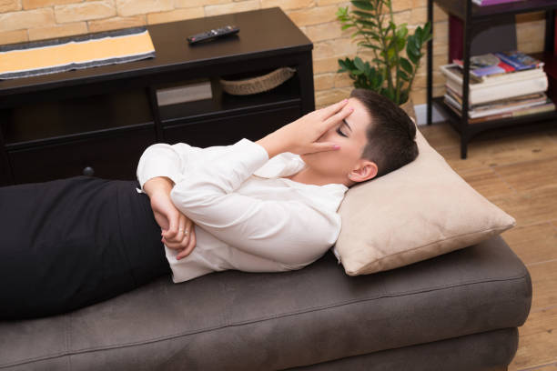 Young businesswoman lying exhausted on the couch after hard day at work. formation e commerce
