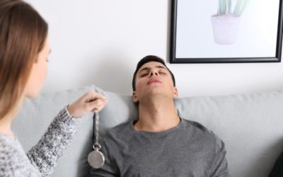 Comment l’Hypnose Régressive Les Canuts peut-elle être utilisée pour traiter efficacement le sommeil, le stress et la perte de poids avec Corinne Ferretti?