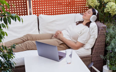 Quels sont les techniques uniques utilisées en hypnose régressive pour réduire le stress chez les résidents de Lyon 1?