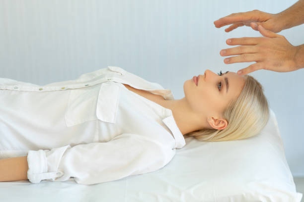 Pactitioner directs energy towards a young woman RÉDUCTION STRESS